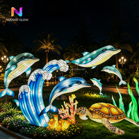 Ensemble de lanternes en fer NUOWEI GLOW de grande taille avec des motifs marins (Dauphins, Tortues Marines, Algues). Lumières LED intégrées, durables et étanches