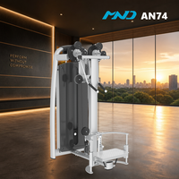 Équipement de fitness MND AN74 pour l'entraînement des deltoides arrière en position debout, matériel de musculation robuste pour salle de sport commerciale à Miami