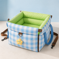 Siège auto pour petits animaux avec housse à carreaux bleus, intérieur vert et sangles réglables pour chiens et chats