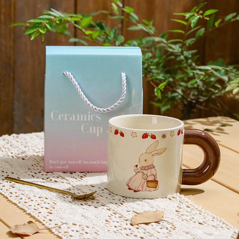 Country Bunny - Comiendo Fresas (Bolsa de Regalo con Taza y Cuchara)