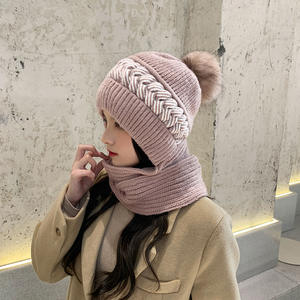 Женская трикотажная шапка с помпоном - Product Image 5