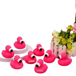 Red Flamingo <span class=keywords><strong>PVC</strong></span> Mini vịt bán buôn Tùy chỉnh cao su vịt giáng sinh cao su vịt số lượng lớn Quà Tặng - Product Image 1