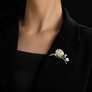 MUYU Bouquet Brooch Flower Shape Zinc Alloy Women's Formal Wear - Product Image 4