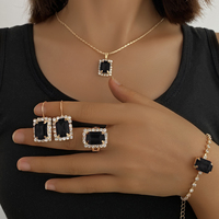 Parure de Bijoux en Cristal de Luxe et Tendance, Ensemble Éclatant avec Boucles d'Oreilles, Bague, Bracelet et Collier Carrés Verts pour Femme