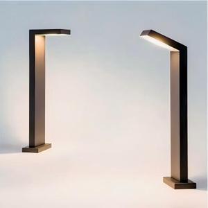 مصباح عمودي حديث LED مقاوم للماء بمعيار IP65، مصباح ألومنيوم بهيكل مربع للإضاءة الخارجية للمناظر الطبيعية والفنادق والحدائق - Product Image 1