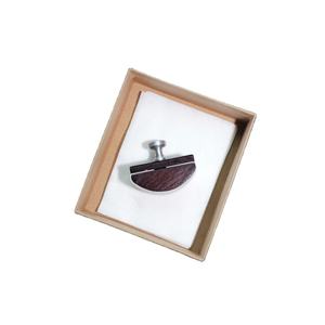 Secante de Tinta de Madera Estilo Antiguo con Papel Secante Precortado - Product Image 1