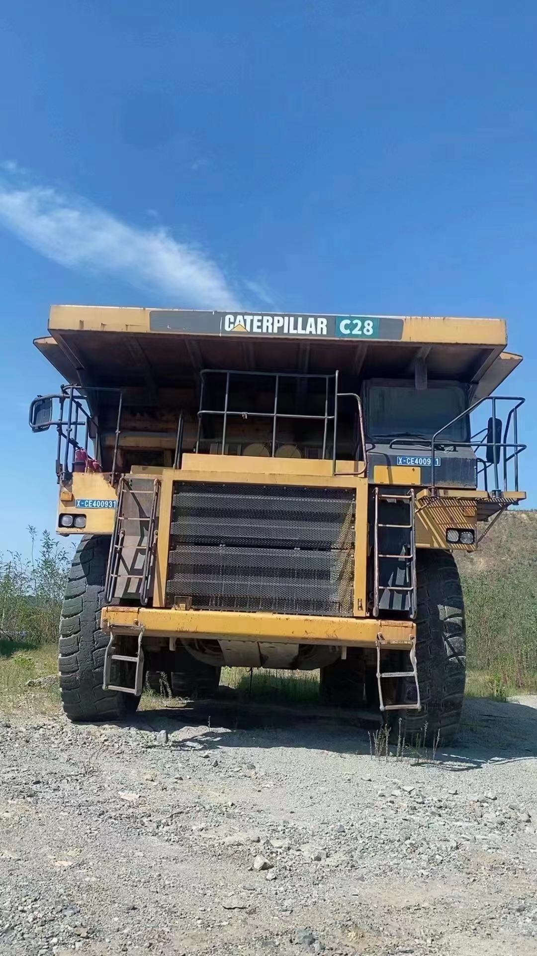 Japan Made CAT 777D Mining Dump Truck - Heavy & Efficient