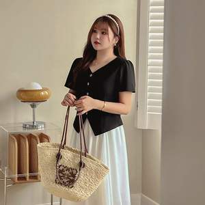 Cárdigan Corto con Cuello en V para Mujer, Modelo N8728 de Runqi, Color Negro, Asimétrico, de Poliéster, Talla Grande, Corte Ajustado - Product Image 3