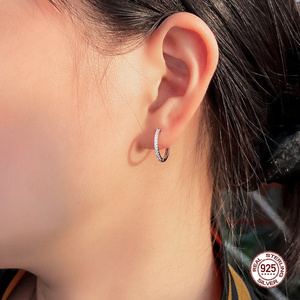 Populares Pendientes de Aro Pequeños Tipo Huggie de 11mm 13mm 15mm en Plata de Ley S925 con Circonita Cúbica para Uso Diario de Mujer y <span class=keywords><strong>Hombre</strong></span> - Product Image 4