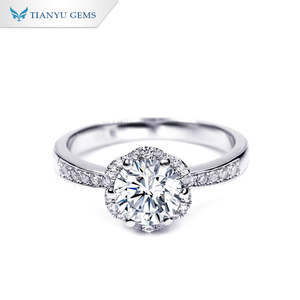 Anillo de Moissanita Plateada con Halo Completo Tianyu, Joyería Nupcial de Lujo para Compromiso y Propuestas de Matrimonio - Product Image 1