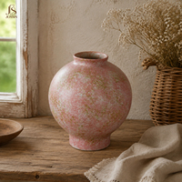 Vase à fleurs en céramique artisanale Jossin avec surface naturelle marbrée pour une décoration intérieure rustique, accent pour le salon