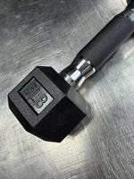 Ensemble d'haltères hexagonales en caoutchouc avec poignée antidérapante durable pour les bras et le corps, 5-50 LBS, prix de gros direct usine