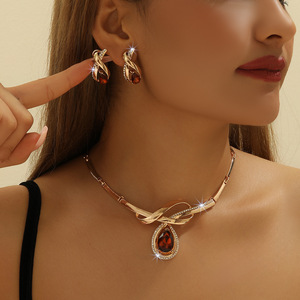 Juego de Joyería de Collar y Aretes con Cristales Marrones y Diamantes de Imitación Blancos Chapados en Oro para Mujeres, Ideal para Fiestas - Product Image 1