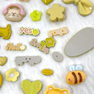 Adorables patchs autocollants en résine jaunes en forme de nœud, fraise et cœur pour Crocs et accessoires de coque de téléphone - Product Image 3