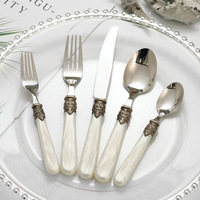 Luxuriöses Metall-Acryl Besteck-Set im Westlichen Stil mit Buff Wheel Polierung Elegantes Steakmesser Gabel und Löffel Geschenkset