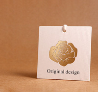 Étiquette suspendue en papier personnalisée avec logo original, nouvelle collection 2026, estampage à chaud doré, découpe, impression sérigraphique, design élégant et artistique