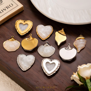 Galerie Métal Rencontre Nature |   Charmes en coquillages naturels en acier inoxydable plaqué or 18K PVD |   Pendentifs en nacre en forme d'éléphant et d'ananas - Product Image 4
