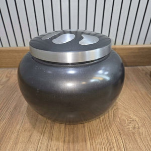 Urne en métal noir ronde avec couvercle argenté pour cendres commémoratives – Artisanat indien pour la maison - Product Image 1