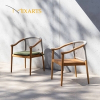 Chaises de salle à manger modernes haut de gamme personnalisables avec dossier en rotin et accoudoirs en teck massif, finition imperméable pour usage extérieur, villa, hôtel, patio