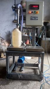 Machine industrielle semi-automatique de remplissage de liquides pour bouteilles, haute précision, 500 BPH, pour eau pure et huile alimentaire, capacité totale 50 L - Product Image 3