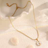Collier en acier inoxydable ODM 18K PVD avec plaque ronde creuse pour femme, bijoux tendance incrustés de zircon et de coquillage blanc