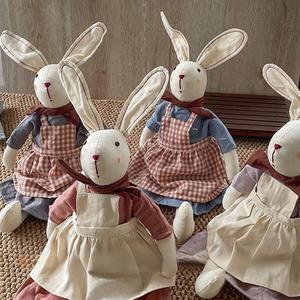 Handgefertigte Baumwoll-Hasenpuppe Osterhase mit Tickendem Kleid Schürze Vintage-Stoff - Product Image 2