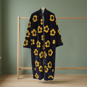 Vente en gros de manteaux longs en velours noir faits à la main, personnalisés, avec un motif floral jaune vibrant, broderie appliquée, style vintage bohème - Product Image 6