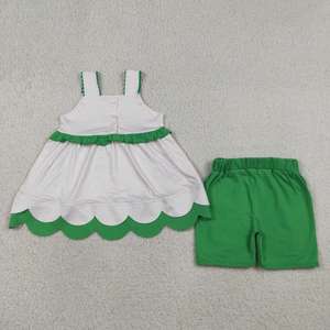 En stock: Conjunto de ropa de algodón para niñas pequeñas, con top tipo túnica con tirantes y bordado de sandía y pantalones cortos verdes con ribete festoneado. Venta al por mayor de conjuntos de moda para niños pequeños. - Product Image 3