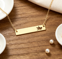Collier en acier inoxydable avec pendentif barre horizontale ajourée motif hirondelle, bijou délicat pour femme, cadeau tendance