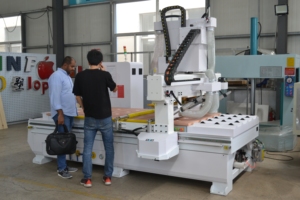 Chất lượng nhà máy kích thước lớn chế biến gỗ <span class=keywords><strong>CNC</strong></span> <span class=keywords><strong>Router</strong></span> 1325 1530 2030atc gỗ MDF cửa bọt <span class=keywords><strong>CNC</strong></span> Máy phay - Product Image 5