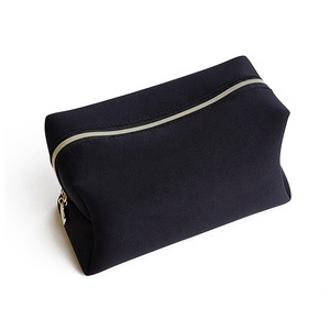 Spaziosa custodia da viaggio in Neoprene per gli elementi essenziali - Product Image 1