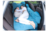 Dessin animé double - bloc de lit de voyage de voiture SUV avec un épais matelas gonflable à bord d'un lit gonflable de voiture gonflable lit