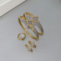 Ensemble de bracelets tendance avec chaîne cubaine, quatre fleurs et zircone, plaqué cuivre or 18 carats, style empilable, vente en gros