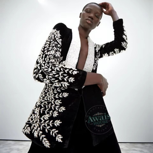 Blazer élégant en velours tissé à manches longues pour femmes avec une coupe ajustée, adapté pour le bureau, les occasions formelles et les soirées, fournisseur indien - Product Image 1