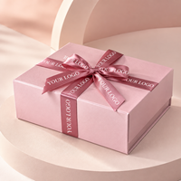 Boîtes cadeaux rectangulaires télescopiques en carton rose personnalisées, imprimées, de luxe, avec ruban rose, logo en relief et papier de soie, de la marque Cailyn.