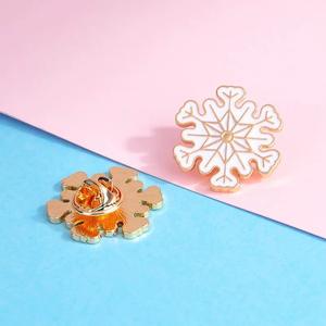 Altın kaplama kar tanesi sert emaye pin giyim schoolbag süsleyin broş noel hediyeleri ile özel kar tanesi yaka pin debriyaj - Product Image 1