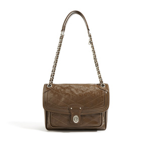 Sac à rabat matelassé en cuir pleine fleur à motif chevron avec finition cirée vieillie, fermoir fonctionnel à verrouillage, fabrication sur mesure - Product Image 1