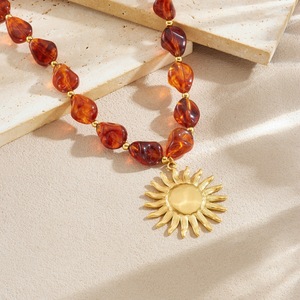 Collana con Perle Acriliche Ambrate Autunnali, Pendente a Girasole in Acciaio Inox Placcato Oro 18K, Design Trendy con Pietre Naturali - Product Image 4