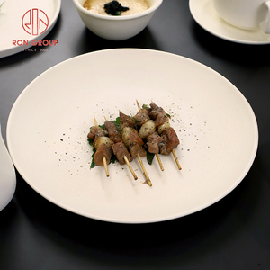Piatto in Ceramica Bianca Minimalista Moderno per Elegante Presentazione di Dessert con Tocco Organico Set da Ristorante - Product Image 5