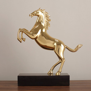 Estatua decorativa de caballo galopante de latón, diseño moderno para sala de estar, decoración del hogar, material de cobre, pieza única - Product Image 1