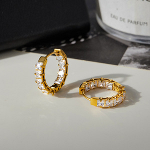 Pendientes de Aro de Lujo con Circonitas, Chapados en Oro Brillante, de Acero Inoxidable Hipoalergénico e Impermeable, para Uso Diario - Product Image 6