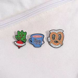 Spilla con elemento <span class=keywords><strong>Gourmet</strong></span> Set di spille Creative in lega di zinco con biscotti a farfalla disegni di ravanelli freschi per occasioni natalizie - Product Image 1