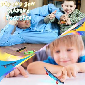 LED 18 pièces <span class=keywords><strong>finger</strong></span> <span class=keywords><strong>skate</strong></span> rampa, vente en gros <span class=keywords><strong>finger</strong></span> skateboard gris 26mm, jouet <span class=keywords><strong>finger</strong></span> skateboard <span class=keywords><strong>avec</strong></span> <span class=keywords><strong>rampe</strong></span> - Product Image 4