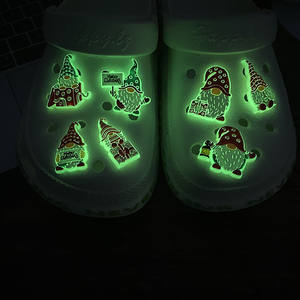 Prix usine personnalisé se marier décoration de chaussures de noël Pvc lumineux sabot accessoire Dollar film d'horreur brillant dans les breloques de chaussures sombres - Product Image 6