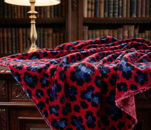 Tissu d'ameublement de luxe imprimé léopard rouge et bleu, velours hollandais, satin, lin, toile, velours Matty Celosia au mètre - Product Image 3