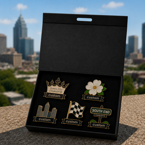 Lot de badges émaillés personnalisés <span class=keywords><strong>Charlotte</strong></span> en gros, avec boîte cadeau, thèmes Tour de la Banque, Course, Souvenir de voyage, Culture de la ville Queen City, Ensemble cadeau - Product Image 1