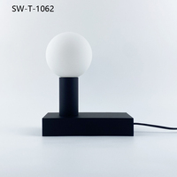 Lampe de table nordique avec base en peinture laquée et boule de verre, lampe de chevet LED pour la décoration de la maison