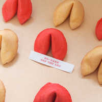Snacks asiatiques Vente chaude de biscuits de fortune croustillants sucrés avec des messages de bénédiction emballés individuellement