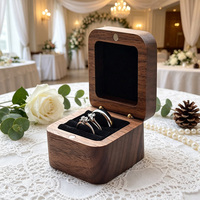 Boîte à bijoux personnalisée en noyer carrée, cadeau personnalisé pour mariage, boîte à bagues en bois faite à la main, boîte d'emballage pour bracelet et pendentif