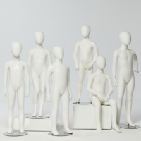 Tienda de moda escaparate cuerpo completo huevo cara mate blanco niño corriendo maniquí